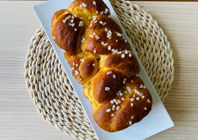 Brioche tressée aux grains de sucre