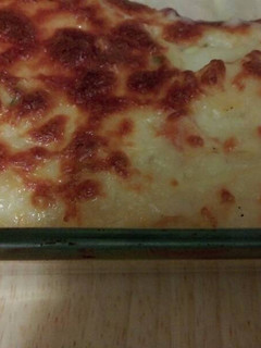Una foto de Pastel de patata y calabacín con salsa de tomate