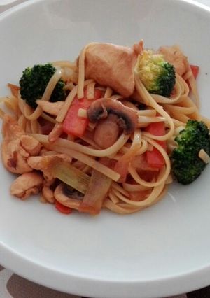 Foto principal de Tallarines con pollo y salsa de soja