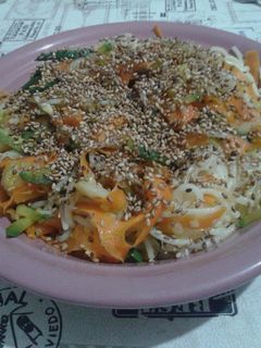 Una foto de Salteado con fideos de arroz para celíacos