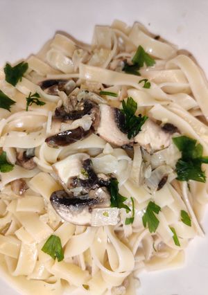 Una foto de Fideos con hongos a la crema