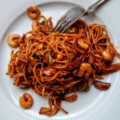 A picture of Garlic Shrimp noodles.