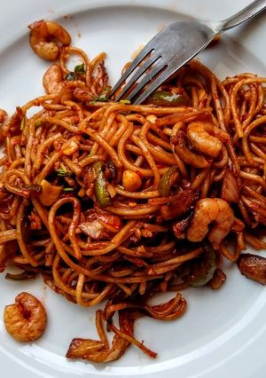 A picture of Garlic Shrimp noodles.