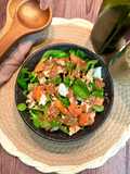 Ensalada de caballa con tomate, queso y vinagreta casera de yogur