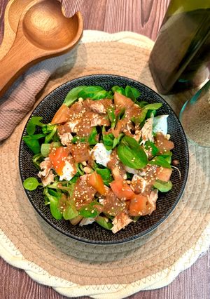 Una foto de Ensalada de caballa con tomate, queso y vinagreta casera de yogur