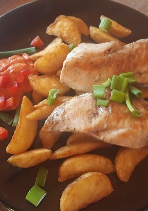 Csirkemell steak burgonyával, paprikamártással recept fotója