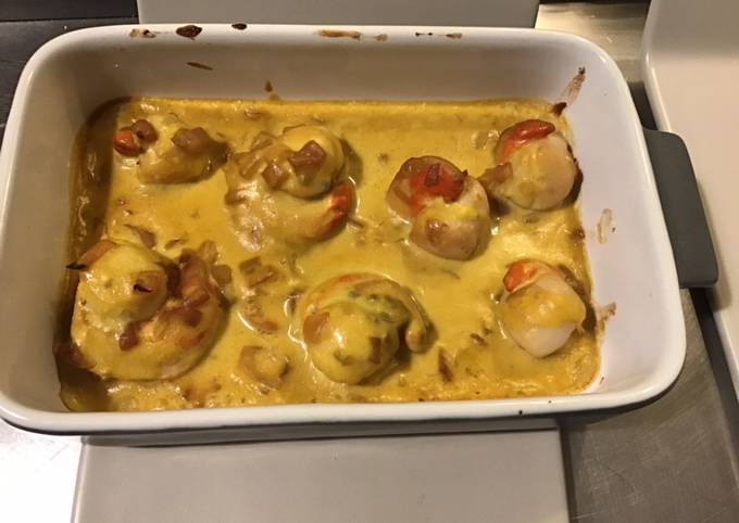 Noix de saint Jacques à la crème de curry et échalotes