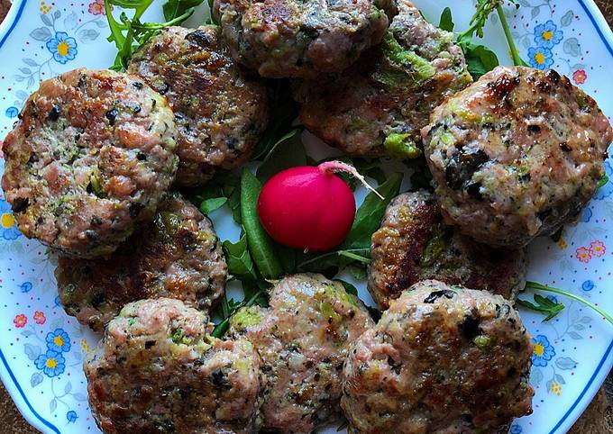 Hamburger di vitello con broccoli e olive