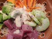 Una foto de poke bowl quinoa