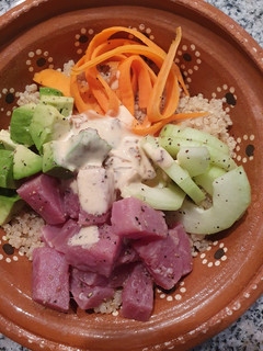 Una foto de Poke bowl de atún fresco