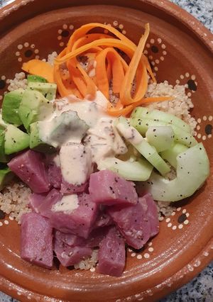 Una foto de Poke bowl de atún fresco