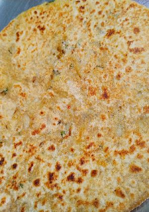 आलू का पराठा (aloo ka paratha recipe in Hindi) रेसिपी मुख्य फोटो