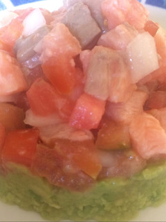Una foto de Salmón con aguacate