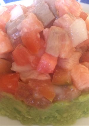 Una foto de Salmón con aguacate