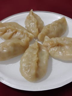 व्हेज मोमोज (veg momos recipe in marathi) रेसिपी चे मुख्य फोटो