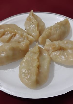 व्हेज मोमोज (veg momos recipe in marathi) रेसिपी चे मुख्य फोटो 