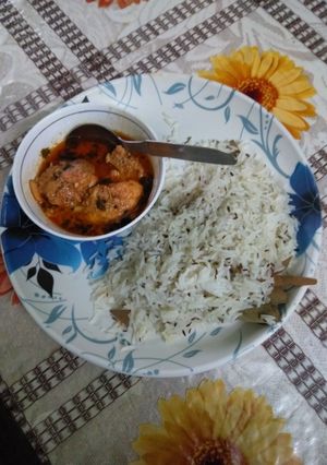 A picture of Chicken tikka masala with jeera rice.