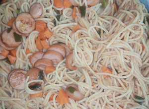 Фото Домашні спагеті з сосисками та овочами.