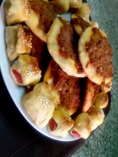صورة لوصفة صفيحة ونقانق بعجينة طيبة