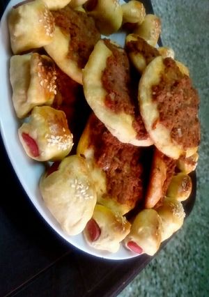 صورة لوصفة صفيحة ونقانق بعجينة طيبة