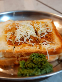 ગાર્લિક બ્રેડ (Garlic bread Recipe in Gujarati) રેસીપી મુખ્ય ફોટો