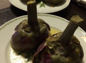Una foto de "Carciofi alla romana" (alcauciles)