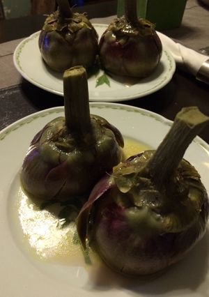 Una foto de "Carciofi alla romana" (alcauciles)