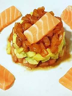 Una foto de Tartar de salmón, aguacate, tomate y mango