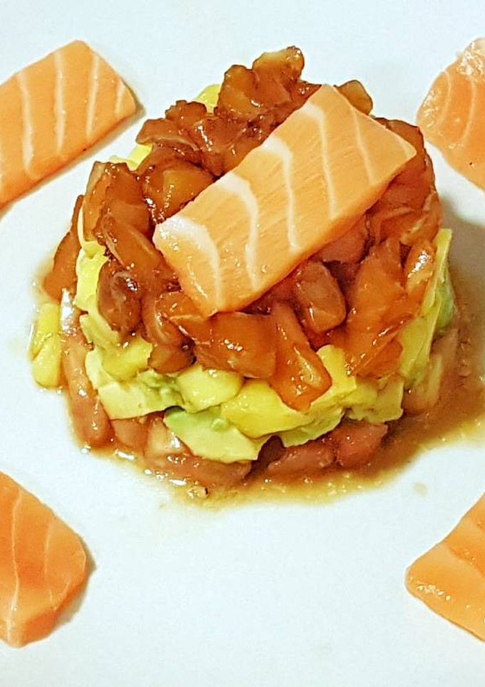 Una foto de Tartar de salmón, aguacate, tomate y mango