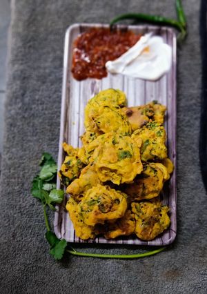 बथुए की पकोड़ी (bathuye ki pakodi recipe in Hindi) रेसिपी मुख्य फोटो