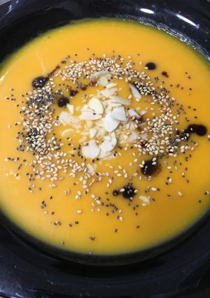 Una foto de Crema de calabaza con leche de coco. Gourmet