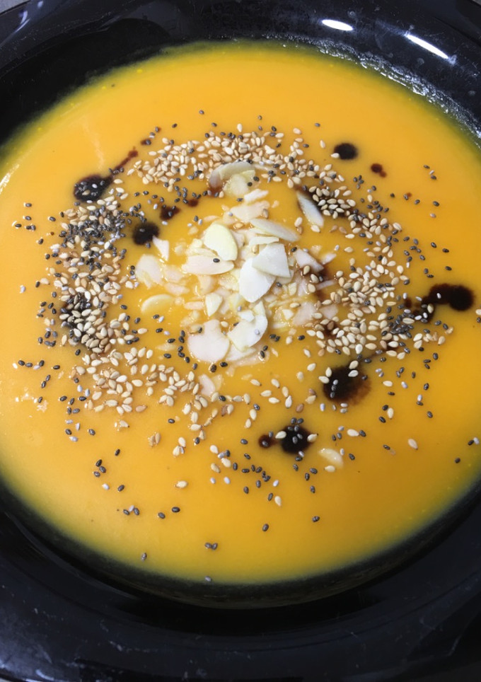 Una foto de Crema de calabaza con leche de coco. Gourmet