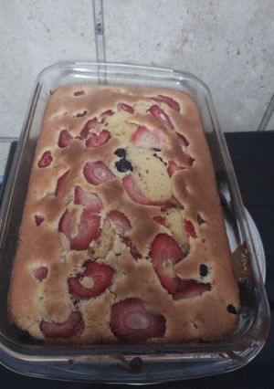 Una foto de Queque con arándanos y frutillas