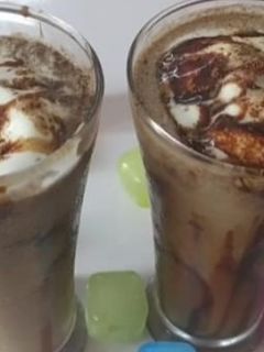 ओरियो चॉकलेट कॉफी  मिल्कशेक (oreo chocolate coffee milkshake recipe in Hindi) रेसिपी मुख्य फोटो