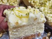 Una foto de tarta de leche condensada y fruta