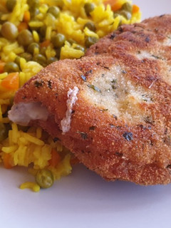 Una foto de Cachopo de cerdo con arroz a la cúrcuma