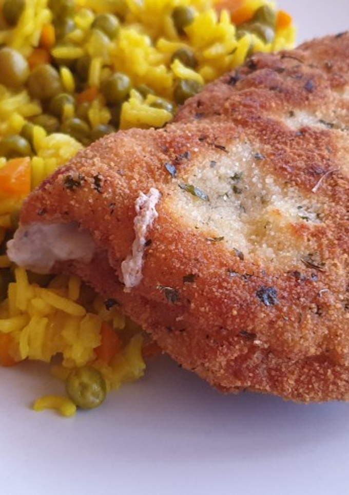 Una foto de Cachopo de cerdo con arroz a la cúrcuma