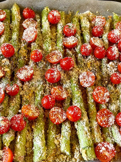Una foto de Espárragos verdes al horno con crujiente de parmesano