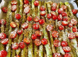 Foto principal de Espárragos verdes al horno con crujiente de parmesano