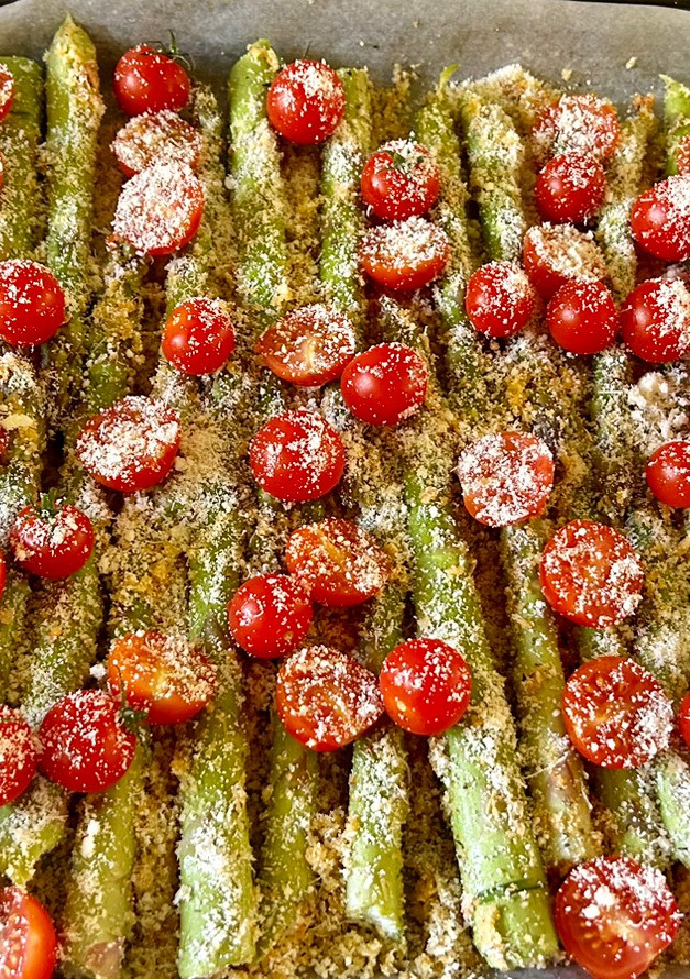 Una foto de Espárragos verdes al horno con crujiente de parmesano