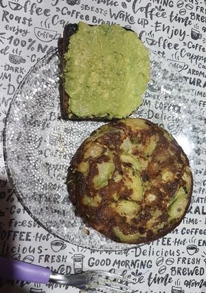 Una foto de Tortilla de Zucchini y Puerro.. Tostada con Palta