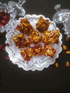 ક્રેનબેરી બદામ ચીકી (Cranberry Almond Chikki Recipe In Gujarati) રેસીપી મુખ્ય ફોટો