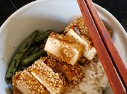 Una foto de tofu rebozado