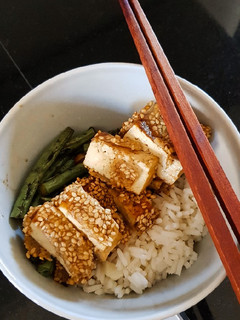 Una foto de Tofu crujiente con sésamo