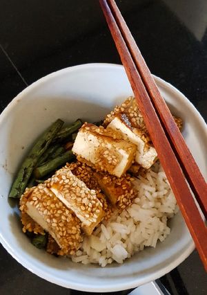 Una foto de Tofu crujiente con sésamo