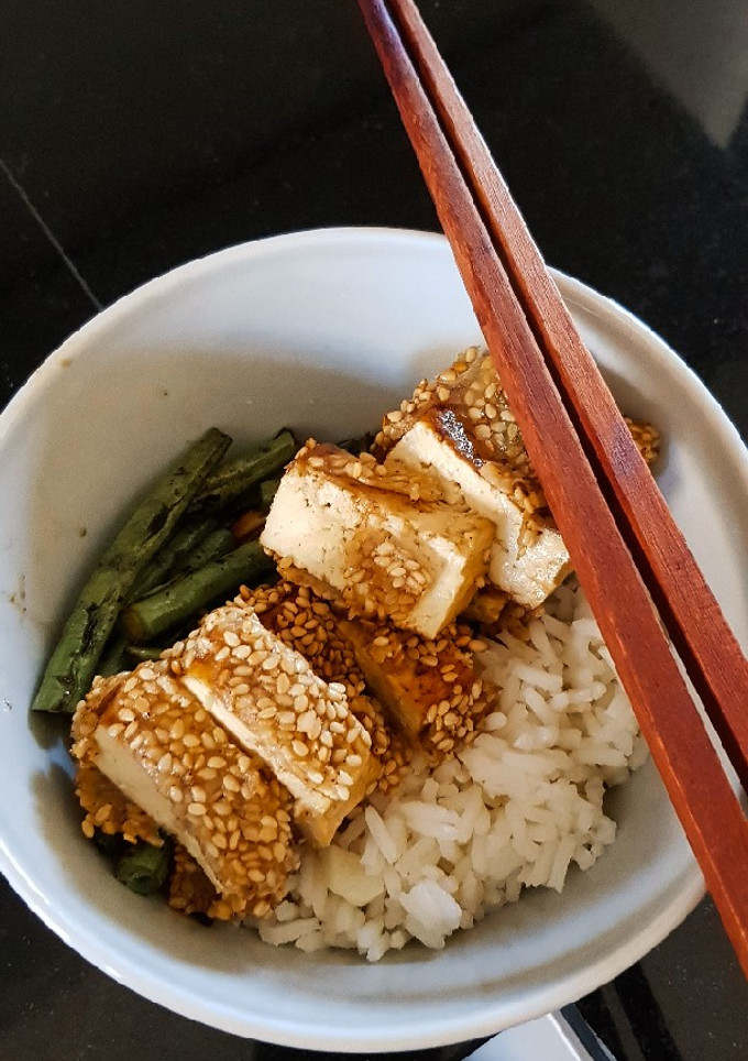 Una foto de Tofu crujiente con sésamo