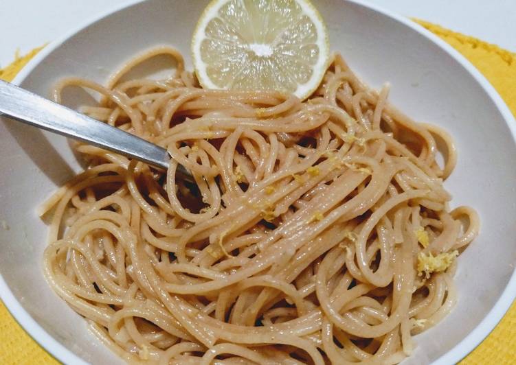 Spaghetti con salsa de limón y parmesano