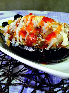 Una foto de Berenjena asada al horno rellena de atún y queso