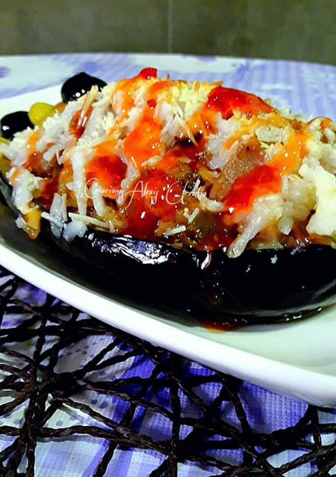 Una foto de Berenjena asada al horno rellena de atún y queso