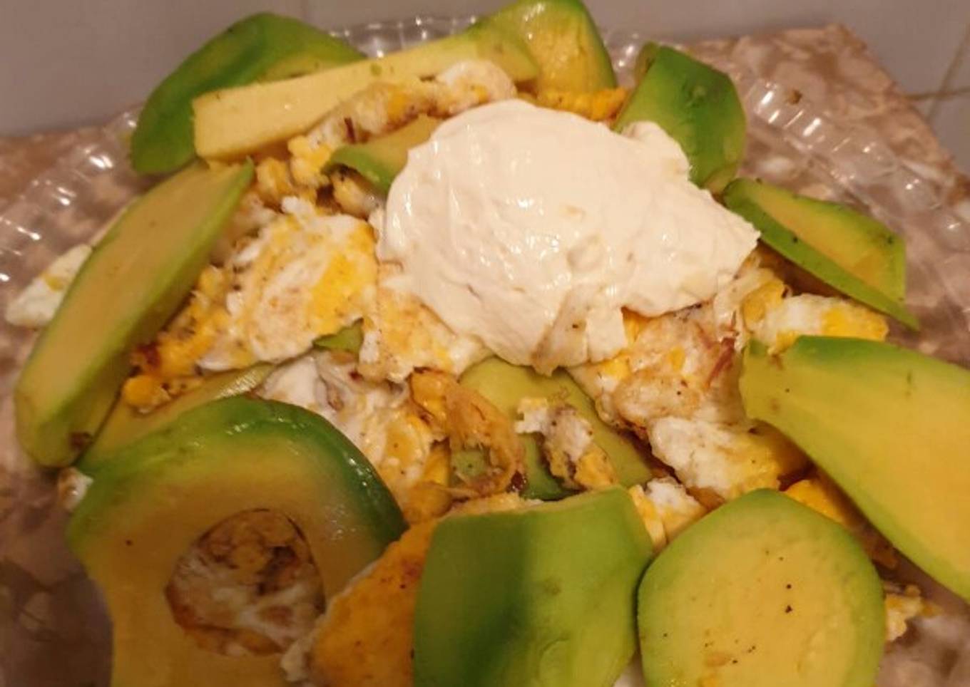 Huevos a la plancha con aguacate